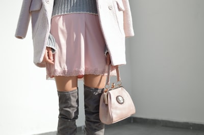 女式粉色裙子和灰色及膝靴套装